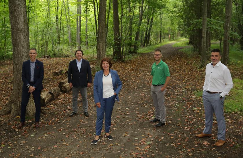 Dominique Longpré, directeur général adjoint de Repentigny; Massimo lezzoni, directeur général de la CMM; Chantal Deschamps, mairesse de Repentigny; Guillaume Tremblay, maire de Mascouche; André Pratte, directeur général par intérim de Mascouche.