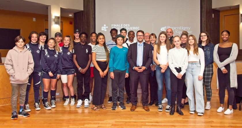 Les athlètes présent.e.s lors de la réception civique en compagnie du maire, Nicolas Dufour, de Karine Benoit et Martine Gendron, membres de la Commission saines habitudes de vie, sport et parcs, ainsi que de Luc Rhéaume et Bernard Landreville, conseillers municipaux.