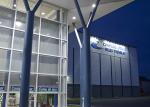 Façade illuminée du Complexe sportif Gilles-Tremblay le soir