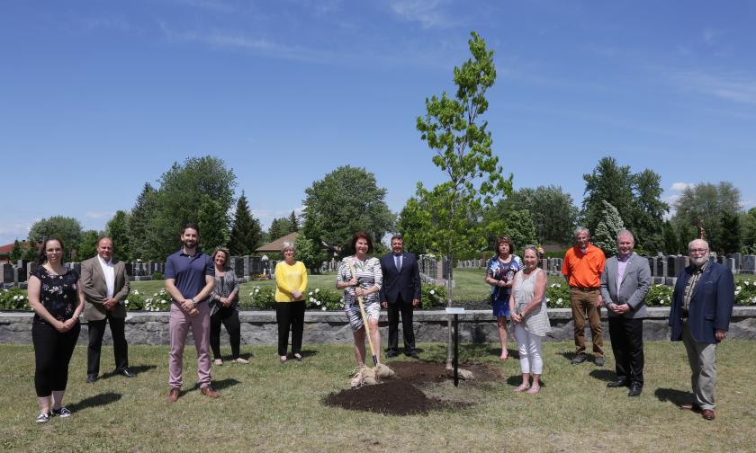 Élus qui font un hommage aux victimes de la COVID-19