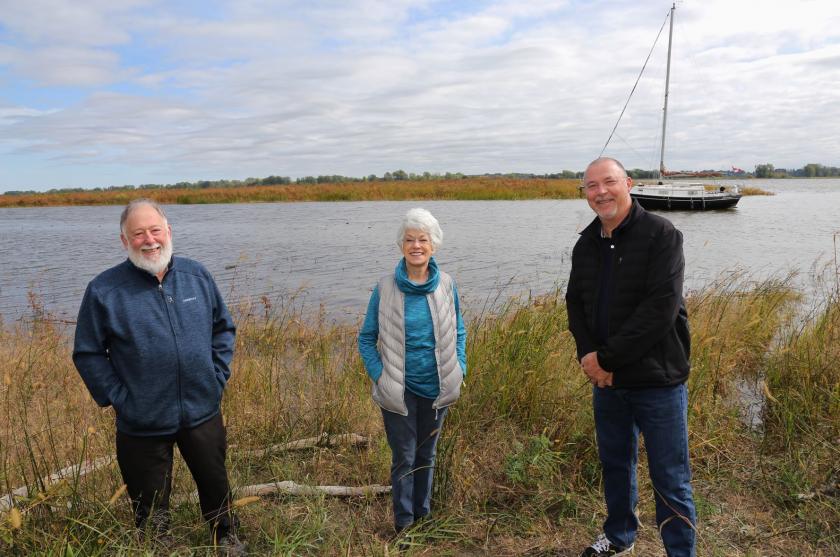 Gagnants du concours :  De gauche à droite : Michel Beauregard, membre du comité de sélection et directeur général, Société de développement récréotouristique de Repentigny, accompagné des gagnants Betty Larose et Denys Bourbonnière.