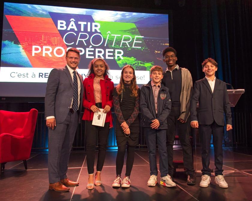 Photo lancement de la campagne L’achat local, c’est à Repentigny que ça se passe! dans le cadre du souper-conférence du maire à la Chambre de commerce de la MRC de L’Assomption. Sur la photo, dans l’ordre habituel, Nicolas Dufour, Gabrielle, Éliane, Charles, Mathys, Milan.