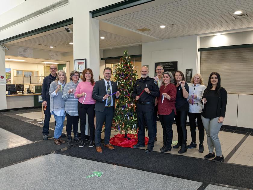 Le maire de Repentigny, Nicolas Dufour, en compagnie, de Dominique Longpré, directeur général, et d’employés de la Ville, devant l’arbre aux rubans de l’hôtel de ville, visant à appuyer l’organisme Présent pour Noël