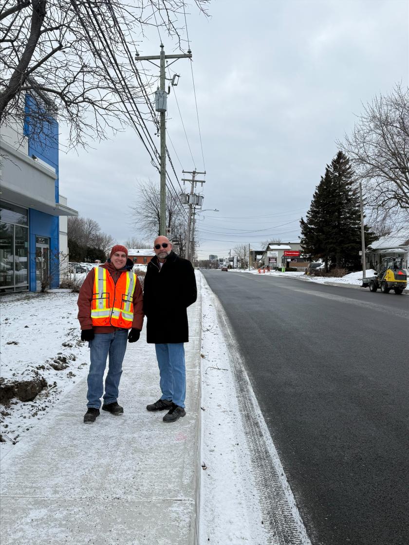 Sur la photo : Luc Rhéaume, conseiller municipal, district 4 – Du Fleuve en compagnie d’Éric Garand, technicien du Service de la gestion des infrastructures et des eaux de la Ville de Repentigny.