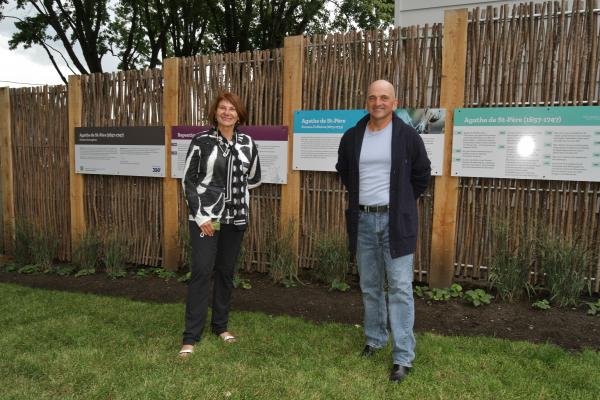 Chantal Deschamps, mairesse de la Ville de Repentigny, et François Longpré, président de l’Atelier d’histoire de Repentigny et instigateur du projet du parc Agathe-De St-Père.
