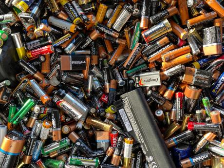 Batteries de toutes sortes dans un contenant.