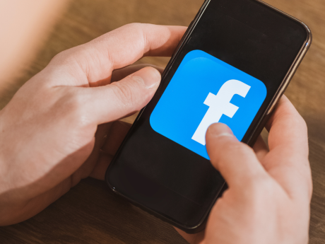 Initiation à Facebook sur un cellulaire