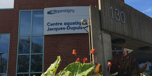 Façade du Centre aquatique Jacques-Dupuis avec fleurs